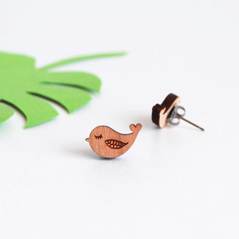 boucle d'oreille pour oreilles percées en bois et attaches fixations en titane métal anti-allergènes hypoallergénique, bijoux en bois puce réalisée à la main en France, en forme d'oiseau