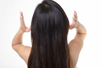 女性の後ろ姿