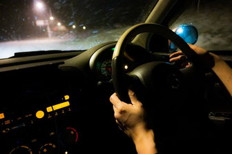 夜間の運転にも！ミラータイプドライブレコーダーが便利な理由