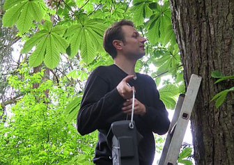 Christopher Paton hängt einen Flachkasten auf. Foto: Maike Petersen