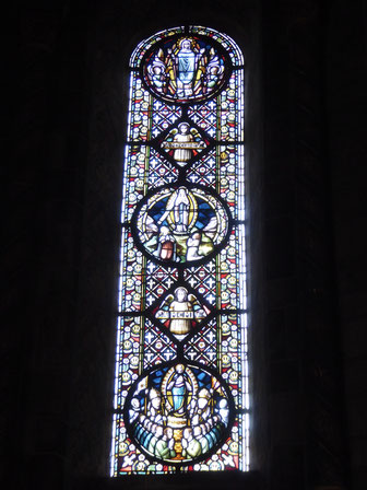 Rolduc noordconcha, het oostelijke venster met de twee jaartallen en driemaal Maria in een mandorla