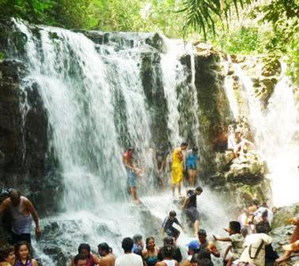 Bañistas en la Cascada La Planchada del Cantón 24 de Mayo, Provincia de Manabí - Ecuador.