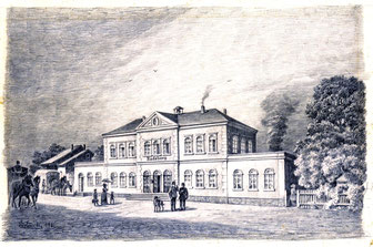 das Radeberger Bahnhofsgebäude 1845 vom gleichen Standpunkt aus. Nachgezeichnet von Karl Stanka 1932.  Links der Güterschuppen, rechts die Bahnhofs-Restauration mit Gästegarten.
