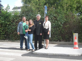 V.l.n.r.: GR Mag. Klaus Bergmaier MSc, GRin Jasmina Brdaninovic (mit Söhnchen Emin), Viebgm. Gottfried Haselmayer, GRin Gerda Ringhofer MBA. Foto: zVg