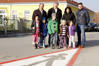 Lokalaugenschein mit Verkehrsstadtrat Alfred Scheichl, Vizebürgermeister Gottfried Haselmayer, Kindergartenpädagogin Karin Passler, Wirtschaftshofleiter Jürgen Stundner und Kindern des Kindergarten Gneixendorf. Foto: zVg