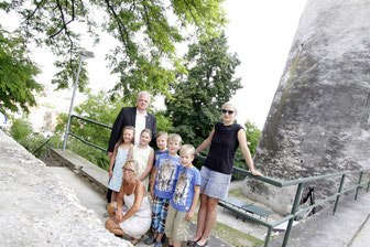 Bei einem historischen Rundgang durch Krems lernen die Kinder beim Ferienspiel ihre Stadt von einer anderen Seite kennen. © Stadt Krems