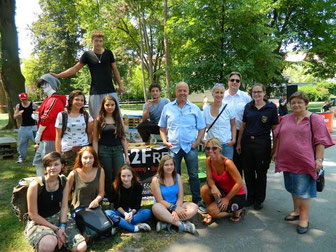 Stadträtin Anna Wegl mit Veranstalterin Manuela Leoni, Sponsor Harald Schindlegger und zahlreichen EinrichtungsvertreterInnen sowie BesucherInnen. Foto: zVg