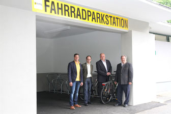 Wirtschaftshof-Leiter Jürgen Stundner, Georg Wölfl (Liegenschaftsamt), Bgm. Dr. Reinhard Resch und Verkehrsstadtrat Alfred Scheichel begutachten die neue Fahrradparkstation beim Stadtpark. © Stadt Krems