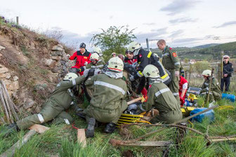 Mit vereinten Kräften konnten die Einsatzkräfte die eingeklemmte Person bergen. Foto: Manfred Wimmer.