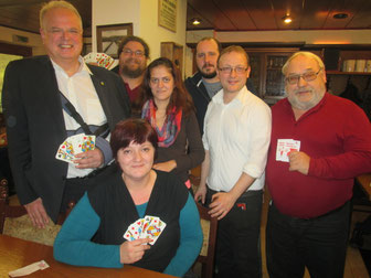 Im Bild v.l.n.r.: Bgm. Prim. Dr. Reinhard Resch, GRin Mag.a Sandra Mayer (vorne), GR Mag. Klaus Bergmaier, Bettina Birkner, Dominik Schandl, Wirt Martin Schütz, GR Alfred Friedl. Foto: zVg