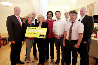 V.l.: Bgm. Dr. Reinhard Resch, Stadträtin Eva Hollerer, Mag. Manfred Schaffer, Mag. Renate Hagmann (Raiffeisenbank), Jürgen Pfeiffer (Rotes Kreuz), Dr. Florian Hosiner, Dr. Josef Sattler, Dr. Ewald Faltl (alle UK) und Franz Stoll (KSC). © Stadt  Krems.