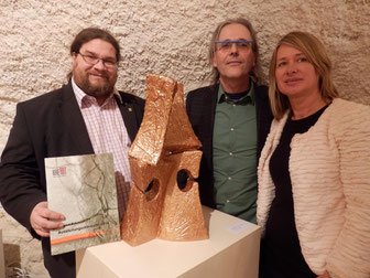 Foto v.l.n.r.: Bildungsgemeinderat Mag. Klaus Bergmaier, Künstler Marco Wikkerink, Galeristin Monika Seyrl. Foto: zVg