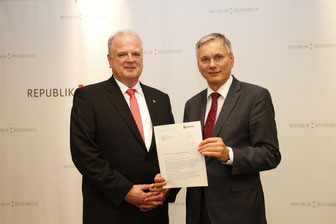 Die Regierungsklausur in Krems zog Bürgermeister Dr. Reinhard Resch heran, um Bundesminister Dr. Alois Stöger eine Petition zu übergeben. Foto: zVg