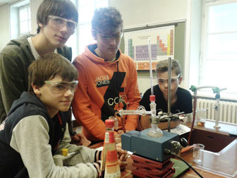 Dieser Chemieunterricht macht sichtlich Spaß: Die Schüler des BRG Ringstraße sind mit Eifer bei der Wasseruntersuchung. Die Anschaffung der notwendigen Lehrmaterialien hat das Wasserwerk der Stadt Krems finanziell unterstützt. Foto: zVg