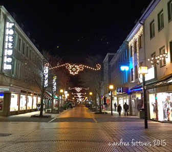 Weihnachtlich geschmückte Einkaufsstraße