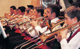 Sie sprühen förmlich vor Spielfreude und brauchen nur wenige Takte um sich vom Lampenfieber freizuspielen, die jungen Musikerinnen und Musiker des Jugendblasorchesters der Stadtmusik Villingen. Bild: alle Rüdiger fein