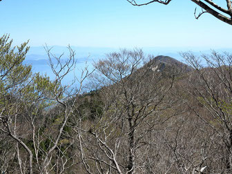 眼下に堂満岳と琵琶湖を望む
