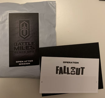 Visitenkarte mit der Aufgabenstellung der Black Ops Mission im November, im weißen Umschlag stecken die "Finisher-Items"