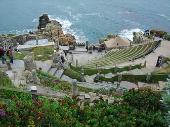 das in den Fels gehauene Minack Theatre an der Küste