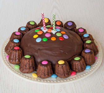 Schokokuchen mit bunten Smarties für den Kindergeburtstag