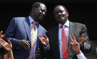 Raila Odinga (a destra) e Kalonzo Musioika