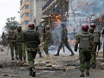 Poliziotti anti sommossa a Mathare, Nairobi. 12 agosto 2017