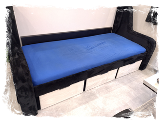 Schlafsofa mit drei großen Laden.