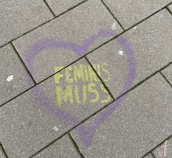 Herz mit "Feminis-Muss" Aufschrift