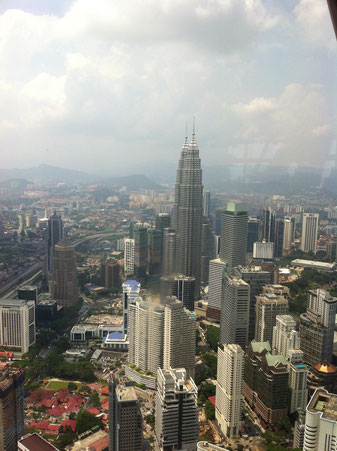 KL TowerからPetronas Twin Towersを望む