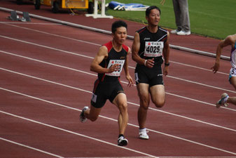 ※写真左がマスターズ陸上を疾走する福田代表