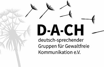 Logo des Dachverbands deutsch-sprechender Gruppen für Gewaltfreie Kommunikation. Links neben dem Text ist eine hellgraue Pusteblume, deren schwarz gefärbte Samen über den Schriftzug hinweg nach rechts durch das Bild fliegen.