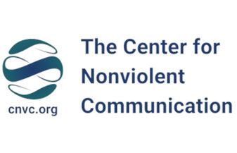 Das Logo des Center fot Nonviolent Communication. Eine petrolfarbene liegende Acht ist oben und unten von einer petrolfarbenen Schleife umrahmt, so dass sich eine dreidimensional wirkende Kugelform ergibt.