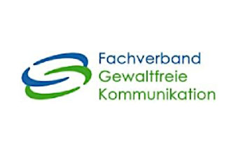Logo des Fachverbands Gewaltfreie Kommunikation. Links neben dem grün und blau gefärbten Text sind eine blaue und eine grüne liegende Ellipse ineinnander verschränkt.