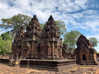 バンテアイスレイ遺跡は、カンボジアのアンコール遺跡群の一つで、繊細な彫刻が特徴の美しいヒンドゥー寺院です。」