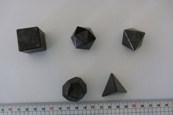 Platonische Körper Bergkristall Schungit Amethyst Tetraeder Hexaeder Oktaeder Dodekaeder Ikosaeder Dreieck Fünfeck Quadrat Kubus Würfel