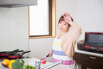 デスクワーク中の女性が猫背になり、肩や首に負担を感じている様子｜長時間の作業による姿勢の乱れが気になる方へ