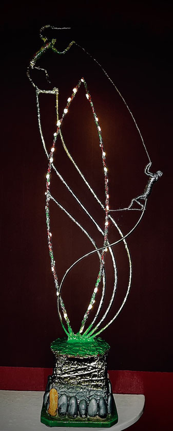 Skulptur „Ascendura“ von Andreas Alka alias FLoYd: über 1 m hohe Struktur aus Stahl mit Holzsockel, lackierten Steinen und LED-Licht. Zwei Figuren symbolisieren Aufstieg, Verlockung und Knechtschaft. Zeitgenössische Kunstinstallation voller Spannung.