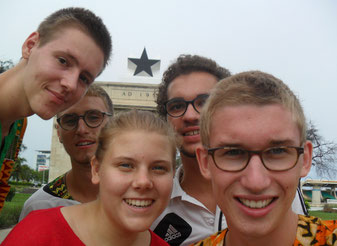 Jan-Niklas, Hannes, ich, Fabio und Lukas vor dem Black Star in Accra