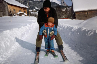 Die ersten Versuche auf den Skiern mit meinem Vater.