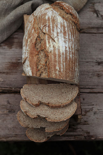 Sauerteigbrot auf einem Tisch