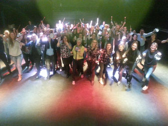 De humorvolle finale van een percussie workshop in Den Haag onder begeleiding van Brapewo.