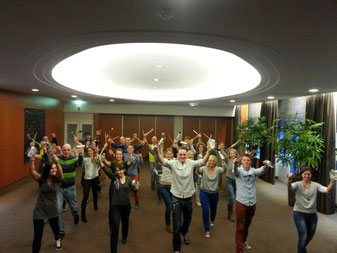 Groepscollage van een energieke trommelworkshop op een bedrijfslocatie in Noord-Holland met Braziliaanse percussie.