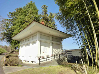 収蔵庫 右に屋根が見えるのが薬師堂。薬師三尊像はかつてここに安置