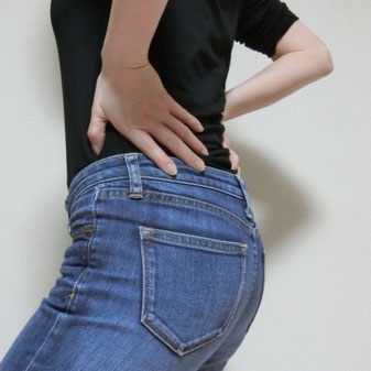 反り腰の女性