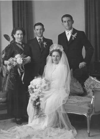 Marie und Anton Walde - Bachmann (Foto: Jean Schneider, Luzern; Nov. 1944) Nebenhochzeiter waren Gerold Herzog (Wittnau) und Marie Wey (Mühlau) 