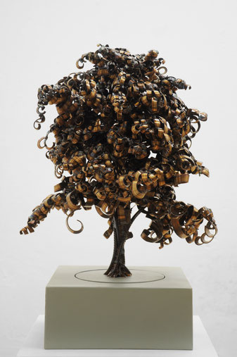 zeitgenössische Skulptur von Andreas Jonak, bunte Metallspäne als Blätter eines Baumes