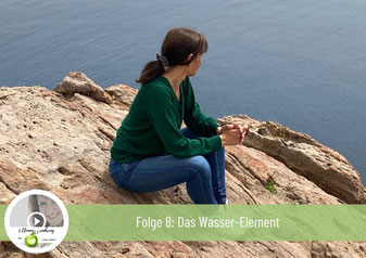 Frau am Gletscher Strand Island Blick in die Ferne zur Podcast-Episode Wasser Element und die Persönlichkeit 5 Elemente Ernährung
