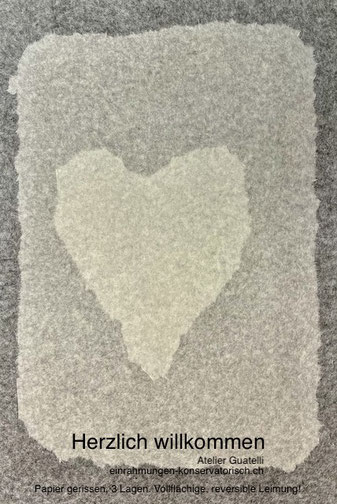 Mehrere Japanpapiere vollflächig aufeinander geleimt. Reversible Fixierung. 