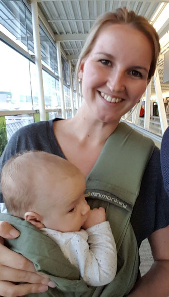 Dean 2 maanden oud in de Minimonkey op Schiphol