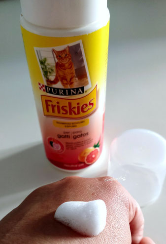  Texture Shampoo Schiuma Friskies per gatto su dorso mano